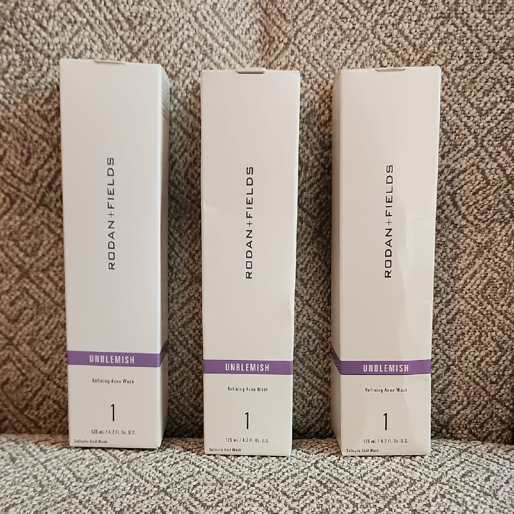 Rodan + Fields Unblemish Refining Acne Wash - White & Purple Accents